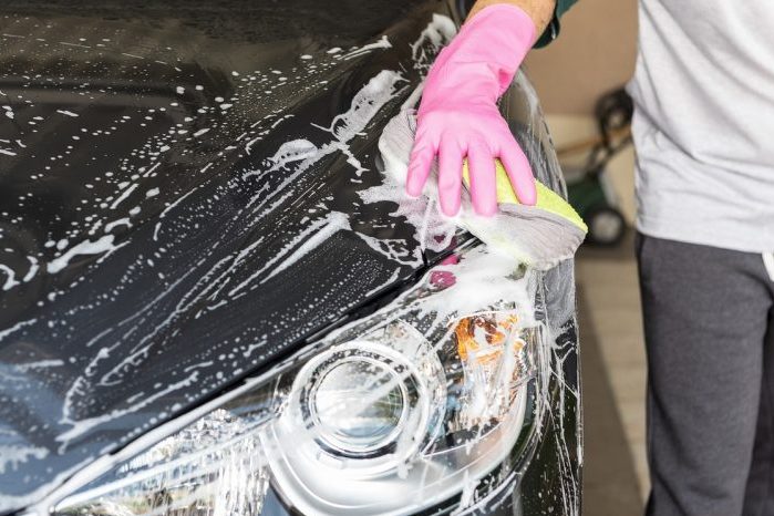 Pessoa lavando um carro